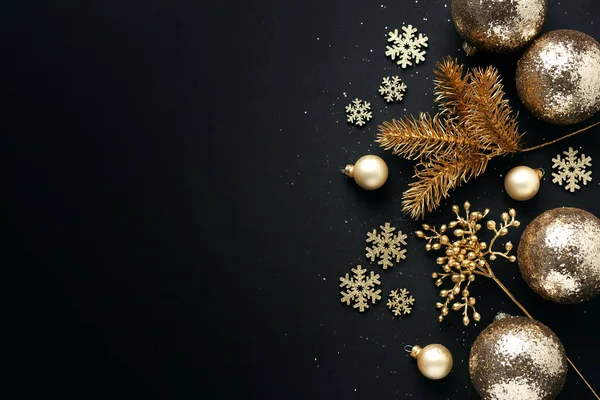 Goldene Weihnachtskugeln Auf Dunklem Hintergrund Flache Verlegung — Stockfoto
