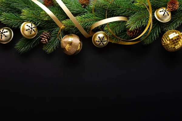 Vánoční Dekor Jedlí Cetkami Tmavém Pozadí Ploché Vánoční Koncept — Stock fotografie