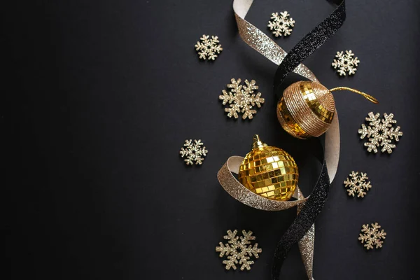Koyu Arkaplanda Altın Kar Taneleri Olan Altın Takılar Noel Konsepti — Stok fotoğraf