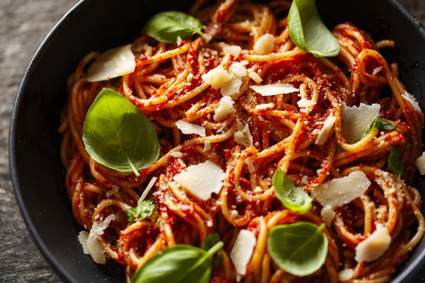 Pasta Espaguetis Con Queso Salsa Tomate Albahaca Servida Tazón — Foto de Stock