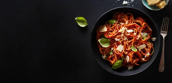 Spaghetti Pasta Met Tomatensaus Kaas Basilicum Geserveerd Kom Horizontaal — Stockfoto