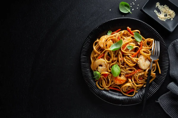 Pasta Fideos Espaguetis Asiático Con Camarones Verduras Sésamo — Foto de Stock