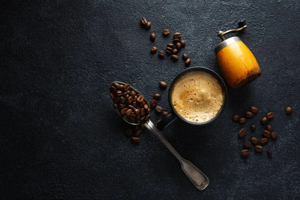 Kaffeehintergrund Mit Kaffeebohnen Kaffee Und Löffel Auf Dunklem Hintergrund Blick — Stockfoto