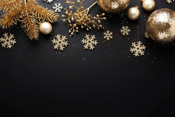 Χριστουγεννιάτικα Χρυσά Μπιχλιμπίδια Σκούρο Φόντο Επίπεδη Τοποθέτηση — Φωτογραφία Αρχείου