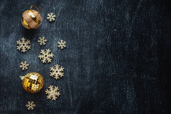 Boules Dorées Avec Flocons Neige Dorés Sur Fond Sombre Concept — Photo