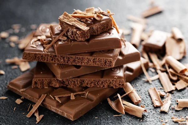 Gebroken Chocoladerepen Donkere Achtergrond Een Close Chocolade Achtergrond Sluitingsdatum — Stockfoto