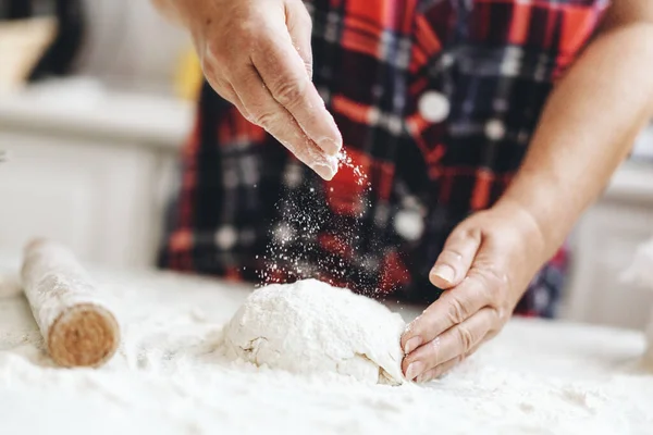 Жінка Вдома Замішує Тісто Приготування Макаронних Виробів Піци Або Хліба — стокове фото