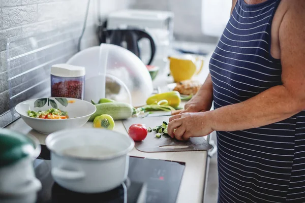 厨房里煮蔬菜的女人切茄子 家庭烹饪概念 — 图库照片