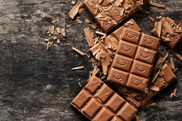 Gebroken Chocoladerepen Donkere Achtergrond Een Close Chocolade Achtergrond — Stockfoto