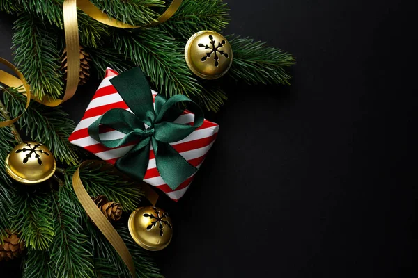 Wrapped Δώρο Πράσινο Τόξο Και Μπιχλιμπίδια Σκούρο Φόντο — Φωτογραφία Αρχείου