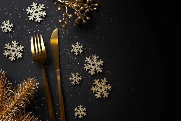 Natal Talheres Dourados Com Floco Neve Fundo Escuro — Fotografia de Stock