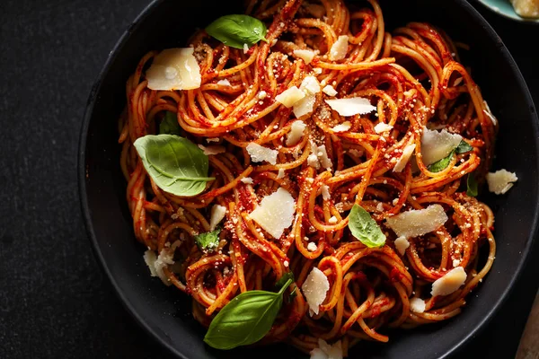 Pasta Espaguetis Con Queso Salsa Tomate Albahaca Servida Tazón — Foto de Stock