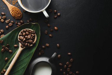 Kahve çekirdekli kahve konsepti, tahta kaşıklar ve fincanda kahve espresso. Yukarıdan görüntüle. 