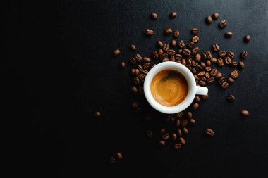 Kahve çekirdekli kahve fincanında nefis bir espresso. Yukarıdan bak. Koyu arkaplan. 