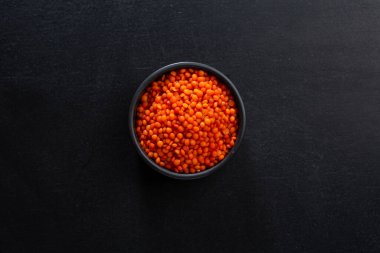 Koyu arkaplanda kırmızı mercimek. Modelleme. Üst Görünüm