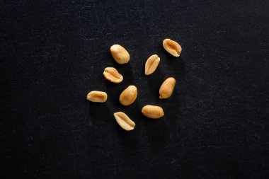 Fıstık ezmesi kasede koyu arkaplanda. Model 