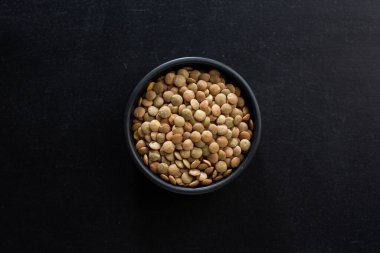 Koyu arkaplanda mercimek var. Modelleme. Üst Görünüm