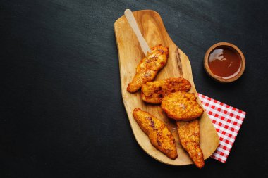 Tabakta soslu tavuk göğsü parçaları.. 