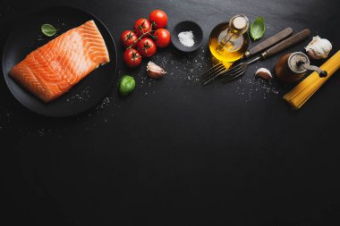 Makarnalı çiğ somon balığı ve arka planda baharat. Üst Görünüm 