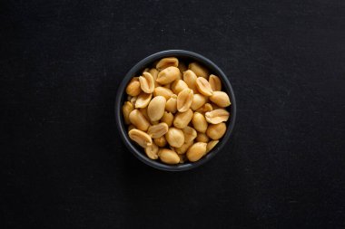 Fıstık ezmesi kasede koyu arkaplanda. Model 