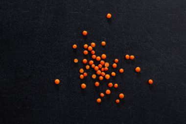 Koyu arkaplanda kırmızı mercimek. Modelleme. Üst Görünüm