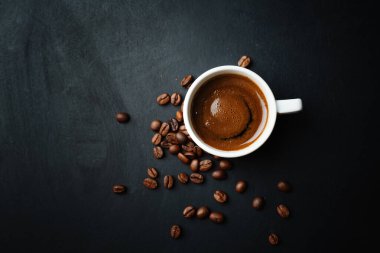 Kahve çekirdekli kahve fincanında nefis bir espresso. Yukarıdan bak. Koyu arkaplan. 