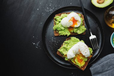 Avokado ve tabakta yumurtalı tost. Yakın çekim.. 