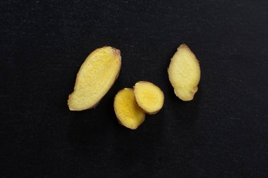 Koyu arkaplanda kızıl parçalar var. - Yakın çekim. Model