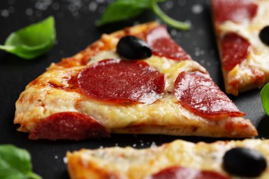 Siyah arka planda salamlı ve peynirli pizza. Yukarıdan kopyalama alanı ile görüntüle. 