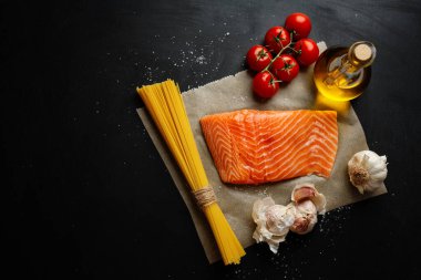 Makarnalı çiğ somon balığı ve arka planda baharat. Üst Görünüm 