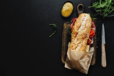 Esmer arka planda et ve sebzeli lezzetli sandviç. Üst Görünüm. 