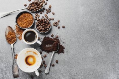 Kahve çekirdekli fincanda nefis espresso. Yukarıdan bak. Kahve konsepti. 