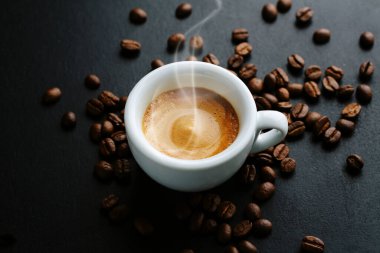 Kahve çekirdekli kahve fincanında nefis bir espresso. Yukarıdan bak. Koyu arkaplan. 
