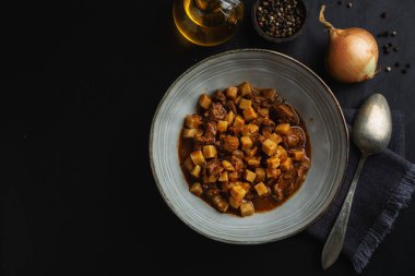 Yavaş pişmiş et güveci ve tabakta sebzeler. Üst Görünüm. 