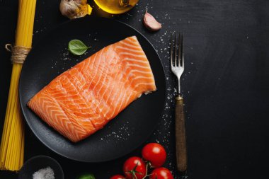 Esmer arka planda baharatlı çiğ somon. Üst Görünüm 