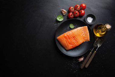 Esmer arka planda baharatlı çiğ somon. Üst Görünüm 