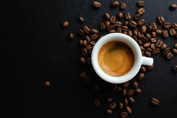 Leckerer Dampfender Espresso Tasse Mit Kaffeebohnen Blick Von Oben Dunkler — Stockfoto