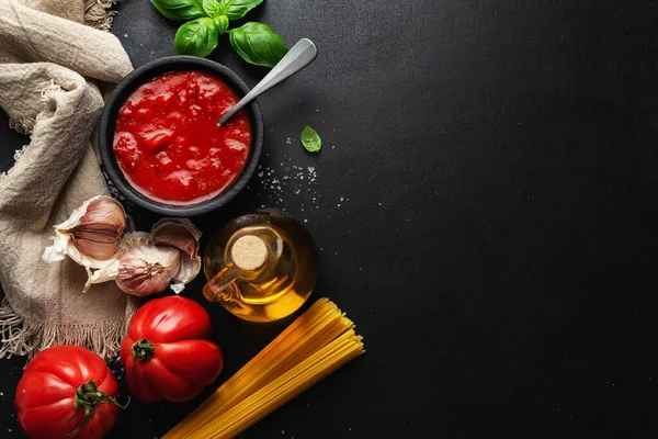 Italiensk Mat Bakgrund Med Spaghetti Grönsaker Och Tomatsås Mörk Bakgrund — Stockfoto