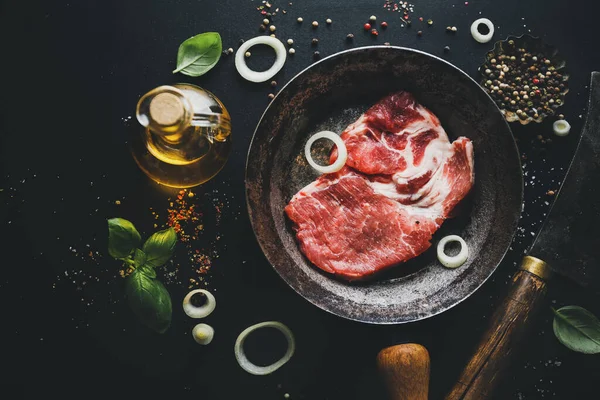 Raw Meat Pan Spices Herbs Board Dark Background Top View — Stock Photo, Image