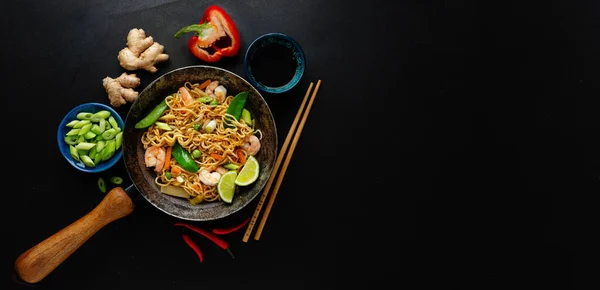 Νόστιμο Ορεκτικό Ασιατικό Noodles Λαχανικά Και Γαρίδες Στο Τηγάνι Σκούρο — Φωτογραφία Αρχείου