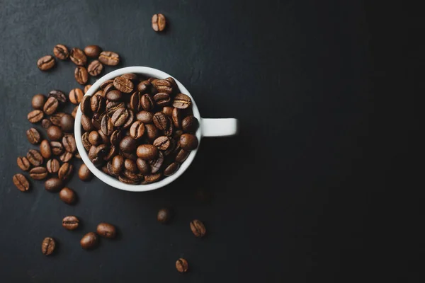 Kaffee Konzept Mit Kaffeebohnen Tasse Auf Dunklem Hintergrund Ansicht Von — Stockfoto