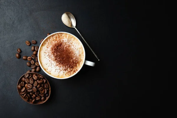 Leckerer Appetitanregender Cappuccino Tasse Mit Bohnen Auf Dunklem Hintergrund — Stockfoto