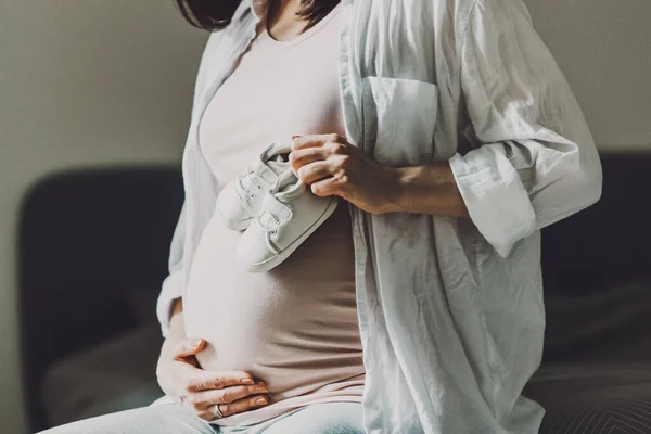Έγκυος Γυναίκα Που Κρατάει Μικρά Παιδικά Παπούτσια Τρόπος Ζωής Έννοια — Φωτογραφία Αρχείου