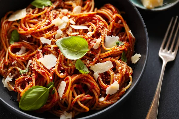 Makaron Spaghetti Sosem Pomidorowym Bazylią Podawany Misce Poziomy — Zdjęcie stockowe