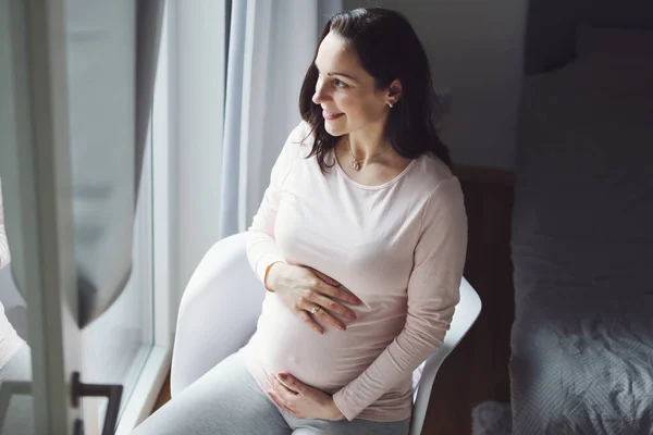 Zwangere Vrouw Zit Een Stoel Lifestyle Moederschap Concept — Stockfoto