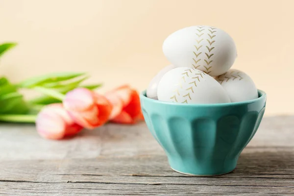 Concepto Pascua Con Huevos Pintados Cuenco Tulipanes Sobre Fondo —  Fotos de Stock