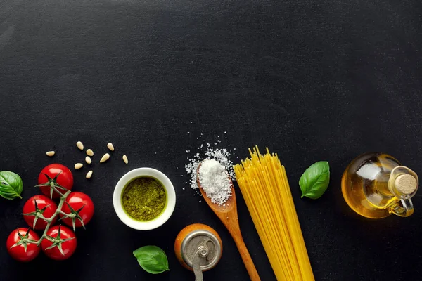 Fondo Tradicional Comida Italiana Con Espaguetis Tomates Queso Aceitunas Aceite — Foto de Stock