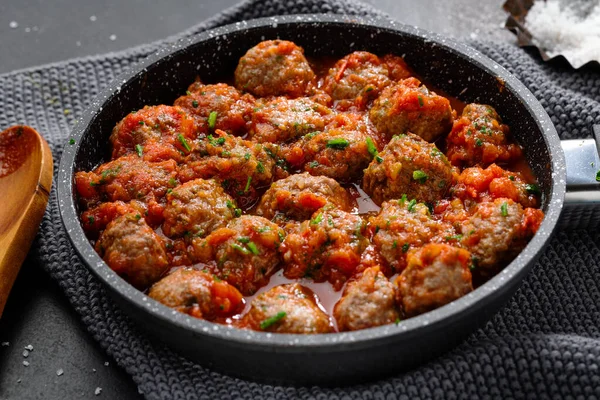 Polpette Con Sugo Pomodoro Servite Padella Fondo Scuro — Foto Stock