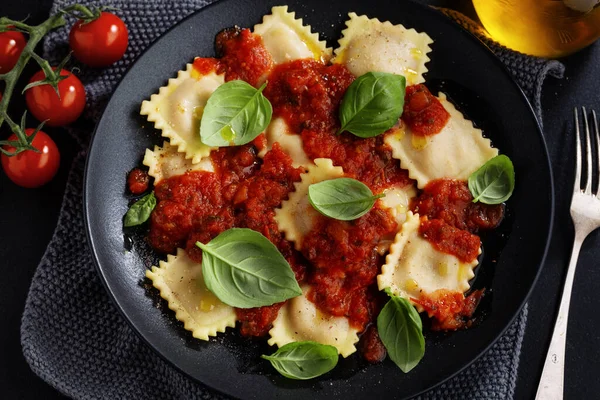 Sabrosos Ravioles Italianos Cocidos Con Salsa Tomate Albahaca Servidos Plato — Foto de Stock