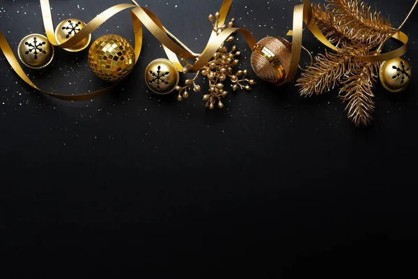 Karanlık Arka Planda Altın Noel Mücevherleri Düz Yat — Stok fotoğraf